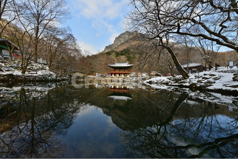 water,물,building,건물,architecture,건축물,nature,자연,outdoors,옥외,장성,백양사,사찰,불교,종교,유적지,문화재,쌍계루,설경,하늘,구름,백학봉