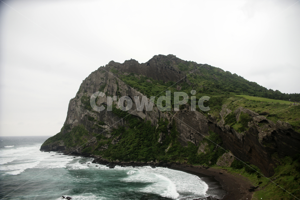 곶,nature,자연,outdoors,옥외,land,땅,ocean,물,water,바다,sea,대양,shoreline,해안선,제주,제주도,성산일출봉,파도,흐린날,여름,잔디,제주도,jeju,jeju island