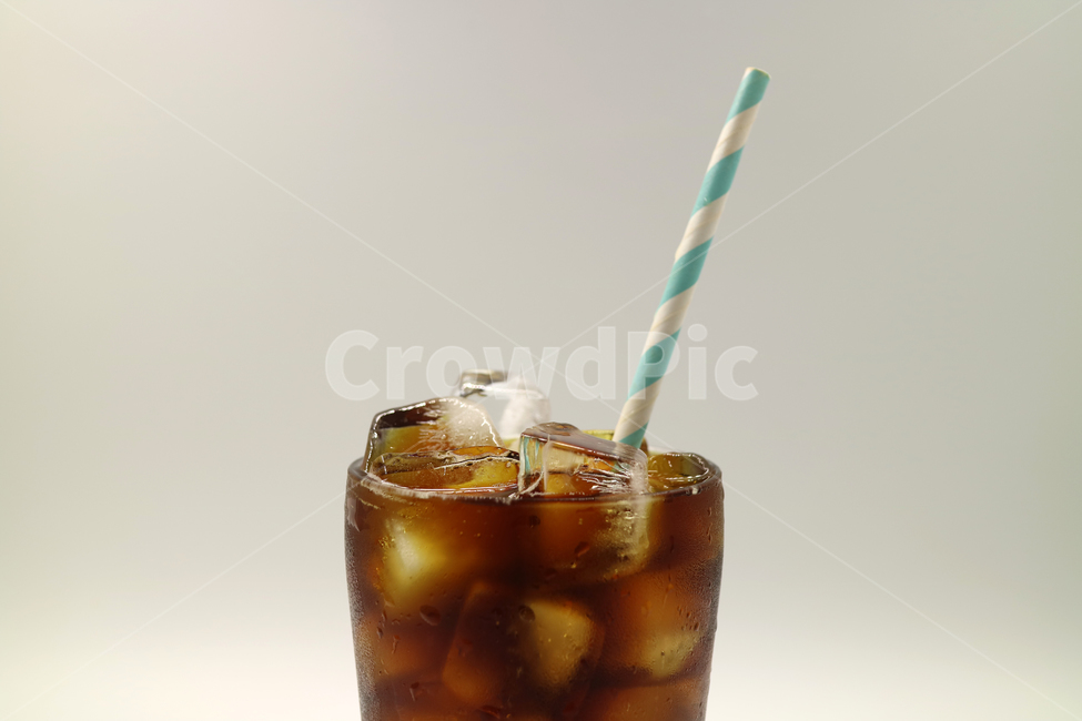 음료,음료수,아이스커피,아이스아메리카노,커피,음식,식품,갈증,시원한,얼음,유리잔,유리컵,카페인,아메리카노,블랙커피,오브젝트,누끼,빨대,스트로우,커피,카페,coffee,cafe,누끼,remove background