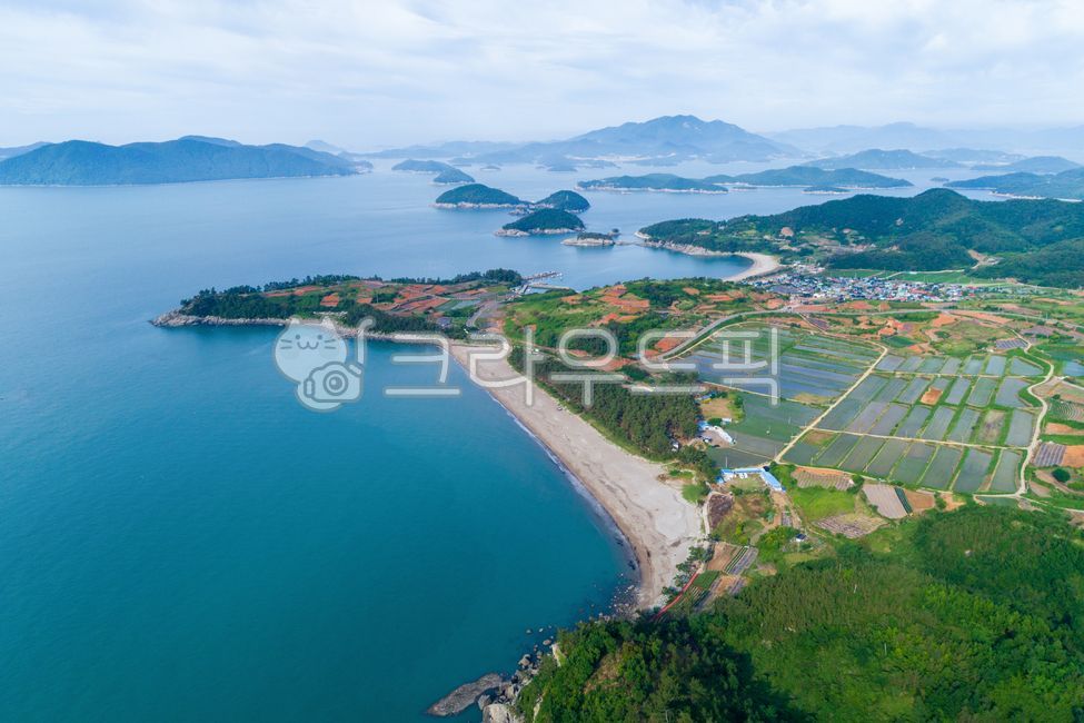 남열해변,남영해수욕장,해변,해안,백사장,모래사장,물,바다,파란색,하늘,야외,실외,초록색,봄,여름,논밭,산,섬,농촌,시골,전남,고흥군,고흥,한국,항공촬영,하이앵글