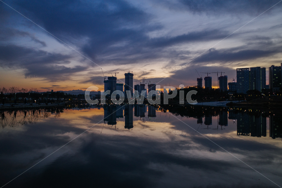 water,물,outdoors,옥외,호수,공원,반영,하늘,구름,일몰,sky,cloud,park,lake,자연,nature,sunset,건물들,도시,해질녘,city