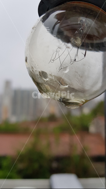 아웃포커싱,전구,비,날씨,물방울,필라멘트,흐린하늘,박공지붕,맞배지붕,장마,장마철,빗방울,조명기구,감성사진
