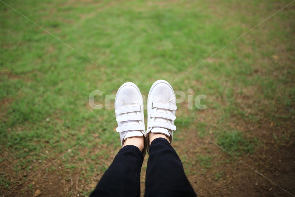 잔디,신발류,footwear,clothing,apparel,person,plant,grass,감성