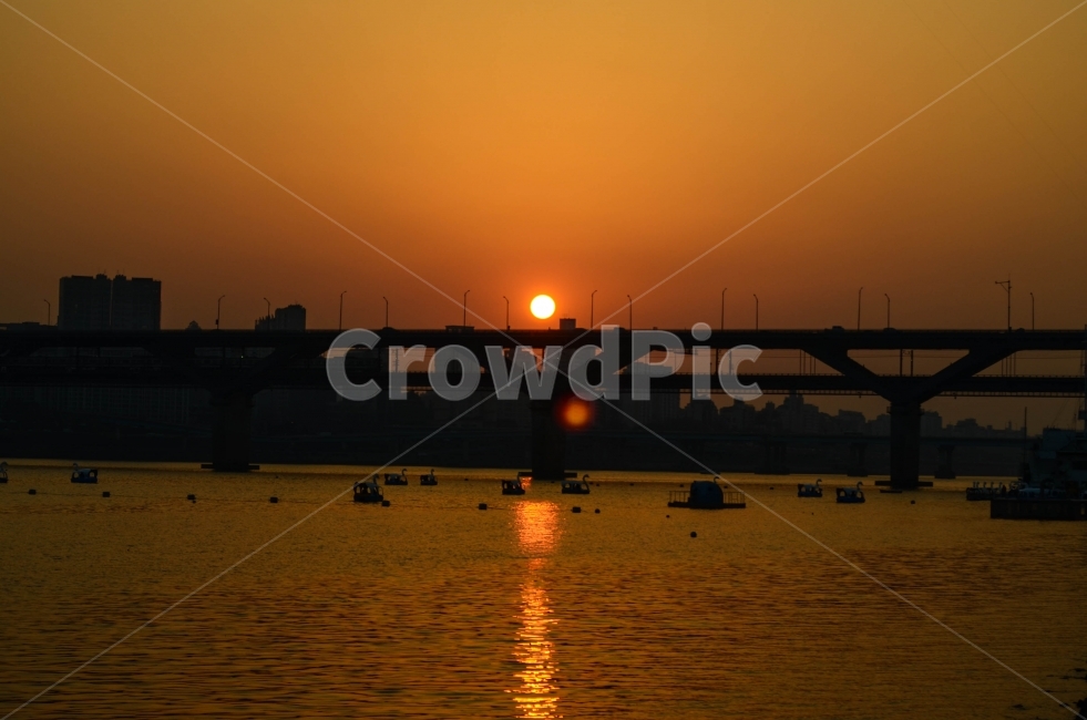 노을,하늘,풍경,도시,색감,도시,풍경,city,landscape,실루엣,그림자,silhouette,shadow,sky,dawn,새벽,nature,자연,sunset,일몰,dusk,황혼,outdoors,옥외,red sky,붉은 하늘,sunlight,햇빛