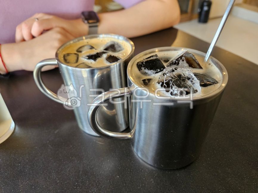 ice,아이스,얼음,americano,아메리카노,coffee,커피,cafe,카페,beverage,drink,음료,cup,컵,table,테이블,indoor,실내,straw,빨대,stainlesssteel,스테인리스