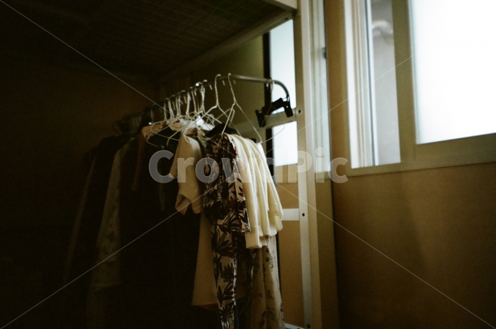 필름,일상,방,옷,옷걸이,창문,빛,film,day,light,room,패션스타일,의상,fashion,style,감성,sensible,feeling