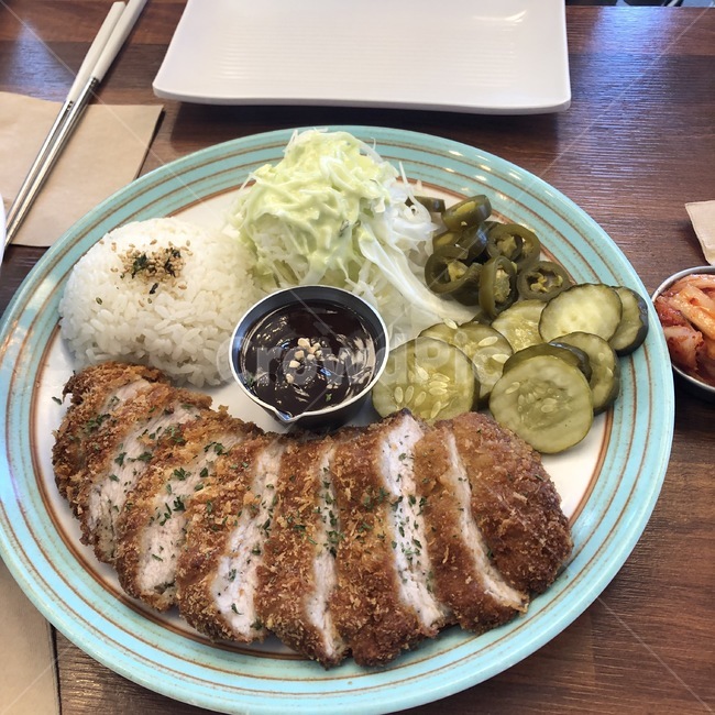 돈가스,정식,피클,샐러드,음식,접시,밥,돈가스정식,porkcutlets