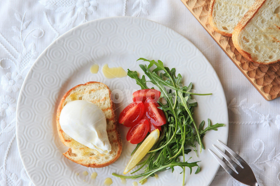 arugula,food styling,plate,food porn,food,poached egg,food stylist,lemon,fork,Plating,olive oil,baguette