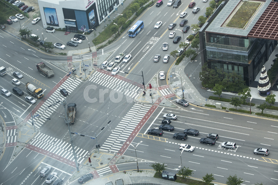 Intersection,sidewalk,passenger car,bus,truck,left turn,industry,store,people,building,safety zone,crosswalk,right turn,stop,car,Uturn,intersection,roadway,stop line,traffic light,traffic