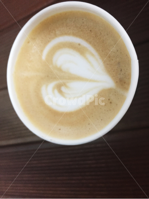 커피,라떼,카페,라떼아트,하트,음료,나무테이블,커피,카페,coffee,cafe