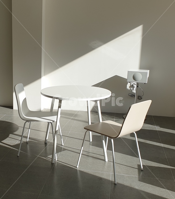 chair,의자,furniture,가구,tabletop,테이블탑,카페,분위기,햇살,햇빛