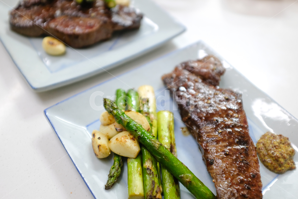 홈메이드,스테이크,고기,아스파라거스,구운마늘,양식,음식,steak,asparagus,food,음식,식재료,요리,food,cook,meal,dishes,food reserves,양식,서양음식,서양요리,western food,western dishes,western meal,western cook