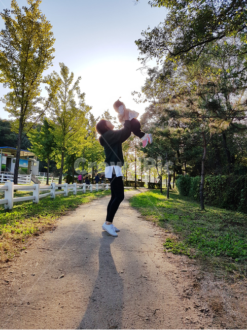 엄마,아이,사랑,행복,자녀,따듯한,희망,길,자연,나무,숲,그림자,손잡다,인간,person,사람,human,옆모습,안다,포옹,웃음,들다
