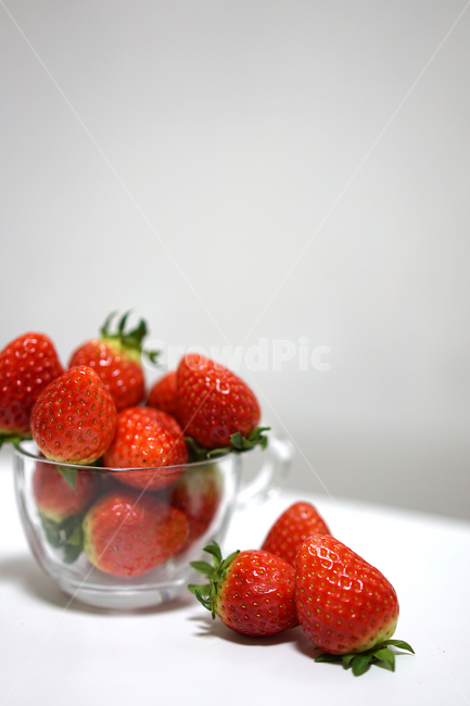 딸기,strawberry,과일,음식,겨울철과일,빨강,레드,red,베리,음식,식재료,요리,food,cook,meal,dishes,food reserves,과일,열매,fruit