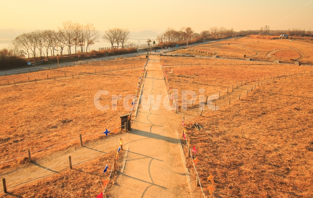 하늘공원,바람개비,교차로,길,산책로,풍경,경치,겨울,가을,텅빈,조용한,공원,야외,배경,미세먼지,먼지,하늘,가을,계절,fall,autumn,season,겨울,winter,자연,풍경,nature,landscape,한국자연풍경,한국자연경관,korea nature landscape