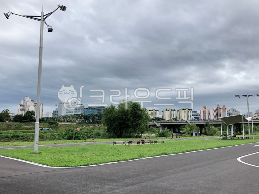 sports facilities,urban area,trees,building,mokdongbridge,sportsfacility,road,cityscape,lighting facilities,skyscrapers,sky,highrise building,tree,downtown,lighting,urbanarea,background,buildings,metropolitan area,bridge,daytime,lawn,shelter,Anyangcheon S