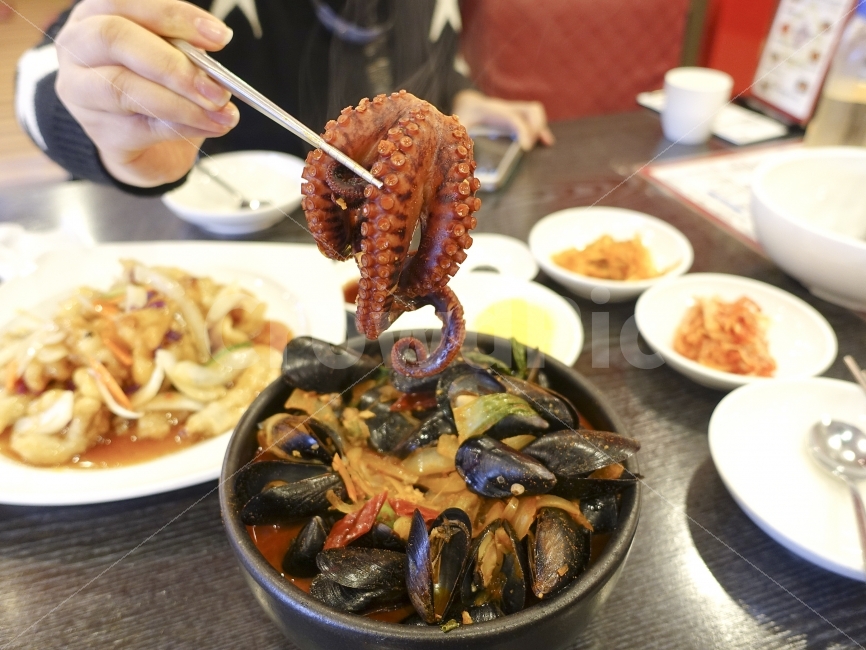짬뽕,중식,중화요리,문어,홍합,국물,면요리,요리,면발,면,얼큰,속풀이,얼큰한맛,문어짬뽕,푸짐,탕수육,사람,인물,인간,human,person,신체일부,몸,body,음식,식재료,요리,food,cook,meal,dishes,food reserves,면류,면요리,noodles,수산물,해산물,fishery products,seafood,중식,중국음식,중화요리,chinese food,chinese dishes,chinese meal,chinese cook