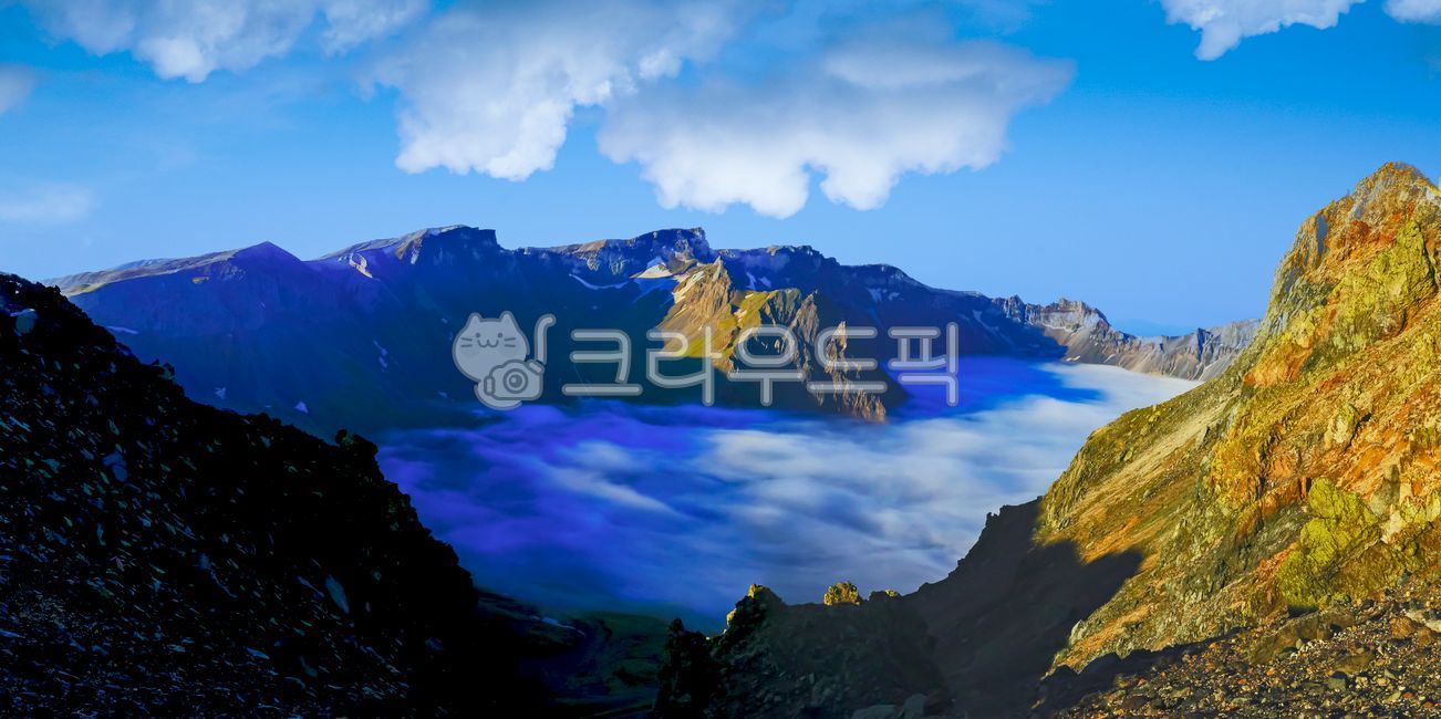 백두산,장백산,칼데라,칼데라호,칼데라호수,이도백하,관광명소,분화구,장엄한,웅장한,힐링,여행지,중국,천지,천지연,호수,화산,활화산,휴화산,자연,풍경,산,북한,국경,물,파노라마,아시아,온천,온천수,석회수,운해,구름바다,화산암,하늘,맑음,절경,비경,신비한,신비로운,백두산천지,아침,안개,구름,물안개,북파,산맥,mountainrange