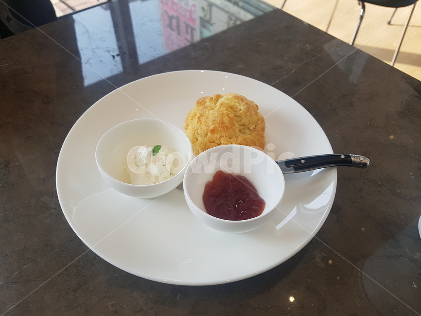 스콘,쨈,아침,빵,브런치,음식,식재료,요리,food,cook,meal,dishes,food reserves,빵,bread,디저트,간식,후식,dessert,snack
