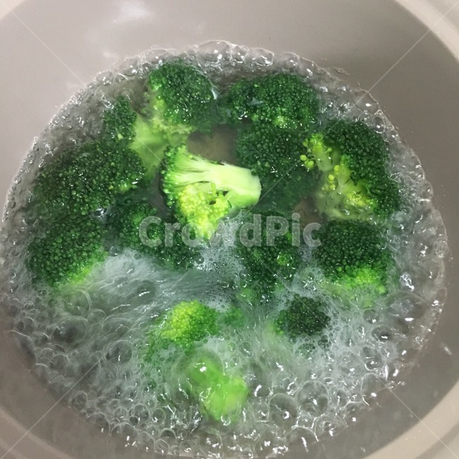 cooking process,Blanching broccoli,broccoli,Food Ingredients,vegetable