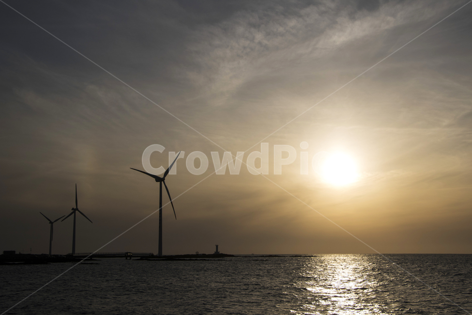 풍차,바람개비,일몰,구름,하늘,바다,풍경,경치,노을,에너지산업,energy industry