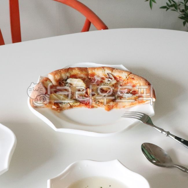 Pizza,bacon pizza,potato pizza,bacon potato pizza,potato pizza,a whole pizza,plating,pizza plate,plate,bowl,table