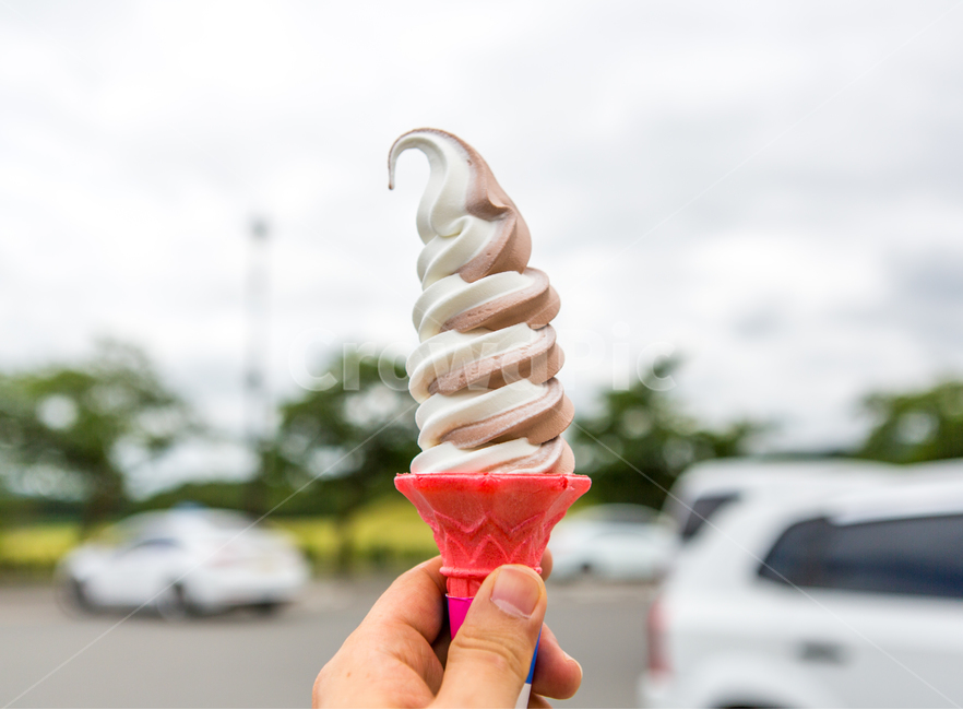 ice cream,dessert,vanilla chocolate,cool,cone,summer