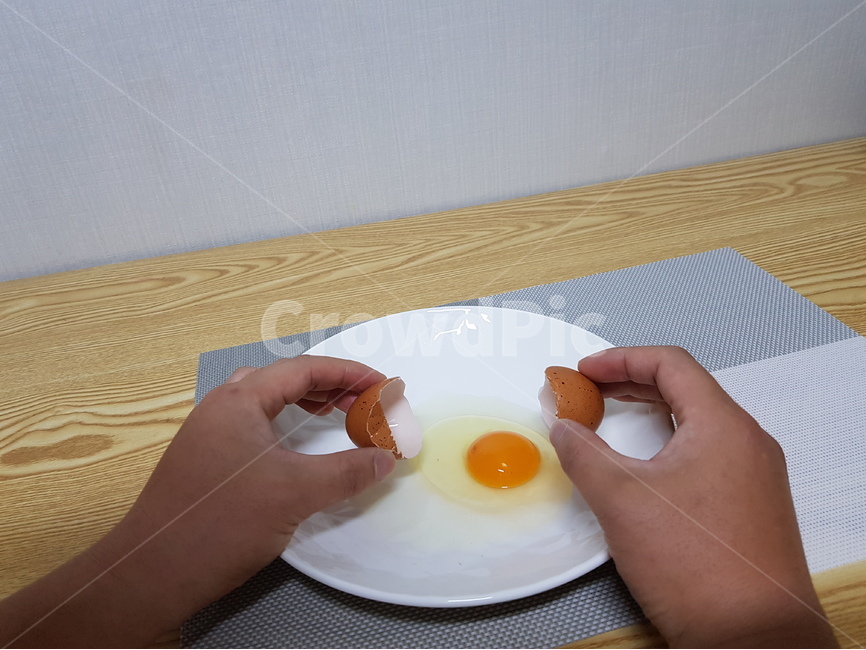 계란,달걀,달걀깨트리기,계란깨트리기,날달걀,날계란,남자손,손가락,사람손,손,사람,인물,인간,human,person,신체일부,몸,body,음식,식재료,요리,food,cook,meal,dishes,food reserves