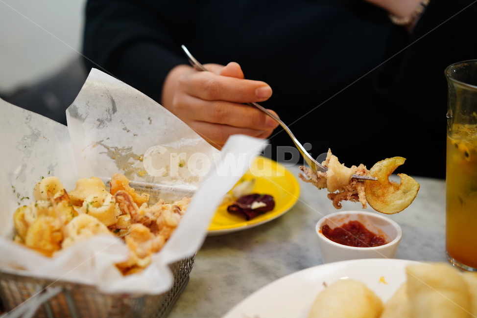 해산물,씨푸드,튀김,음식,먹방,푸드,술안주,쉬림프,새우,먹거리,food,이탈리안,사람,인물,인간,human,person,신체일부,몸,body,음식,식재료,요리,food,cook,meal,dishes,food reserves