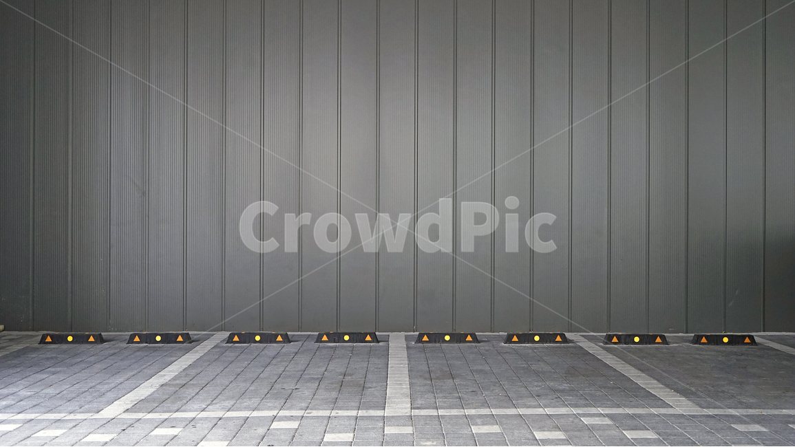 building,wall,parkinglot,brick,grey,whiteline,서울,주차장,건물,외벽,라인,교통,교통수단,traffic,transportation,path,통로,walkway,보도
