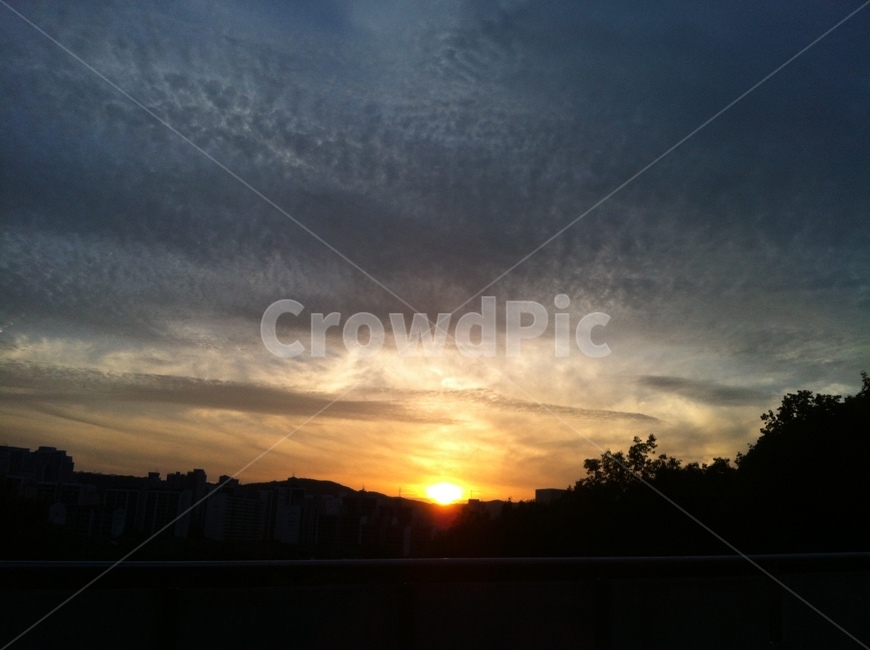 석양,일몰,역광,하늘,구름,자연,풍경,nature,landscape,outdoors,옥외,sunlight,햇빛,flare,플레어,light,빛,dusk,황혼,sunset,dawn,새벽,sky,red sky,붉은 하늘