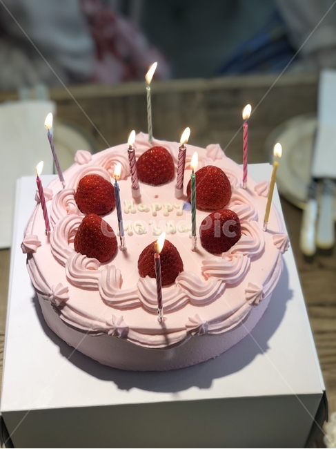 생일케이크,빈티지케이크,빈티지,딸기케이크,생일,생일축하,선물,기념일,케이크,디저트,딸기,촛불,축하