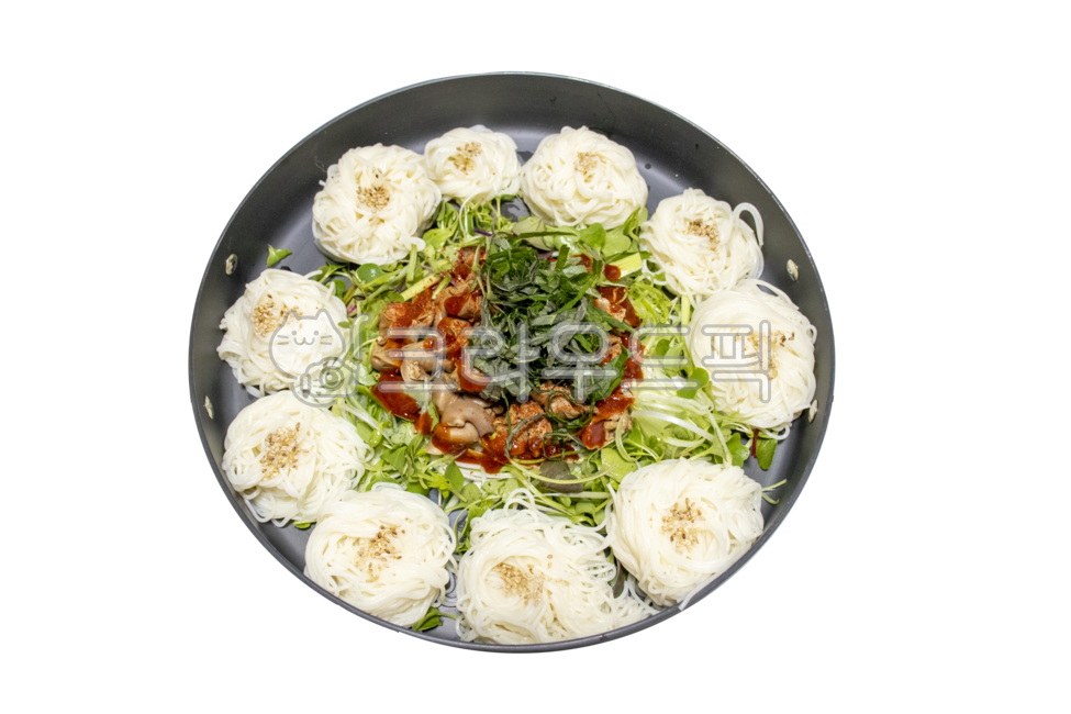 food,음식,noodle,국수,그릇,plate,골뱅이소면,안주,골뱅이비빔국수,비빔국수,파채,술안주,골뱅이
