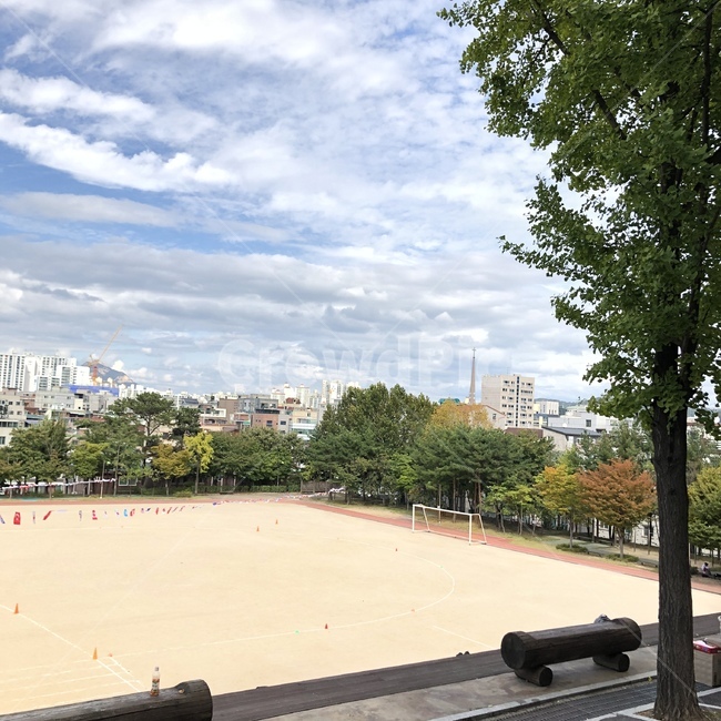 하늘,학교,구름,나무,운동회,교내,sky,tree,school,pe,rest,나무의자,treechair