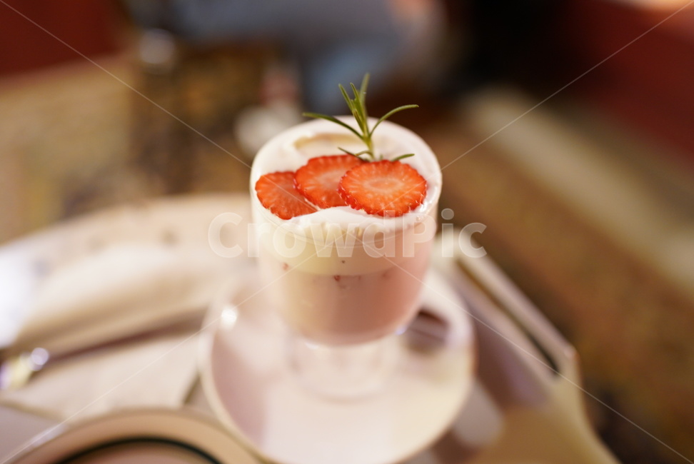 라떼,과일라떼,딸기,예쁜음료,디자인,감성카페,음료수,drink,beverage