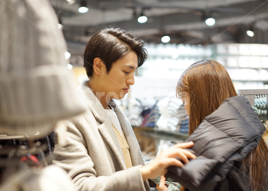 연인,커플,쇼핑,데이트,옷가게,매장,겨울옷,패션,shopping,겨울,계절,winter,season,사람,인물,인간,human,person,연인,커플,사랑,lover,couple,쇼핑,shopping