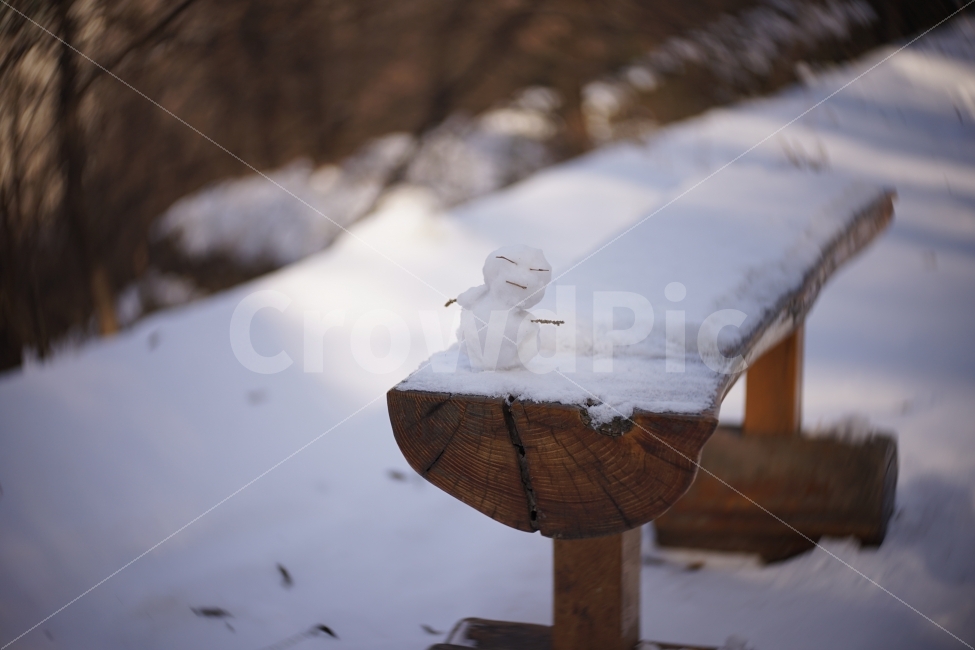 눈사람,작은,겨울,벤취,의자,길거리,골목,눈,계절,추운,겨울,계절,winter,season,감정표현,기분,feeling,emotion