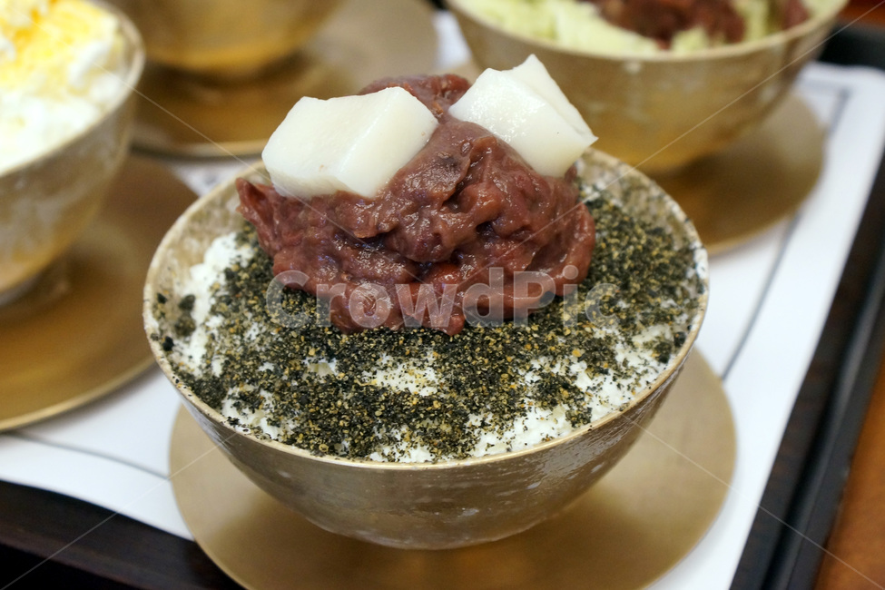 밭빙수,빙수,팥,떡,놋그릇,음식,요리,식당,bingsu,redbean,ricecake,brassware,food,cooking,restaurant,여름,계절,summer,season,음식,식재료,요리,food,cook,meal,dishes,food reserves,디저트,간식,후식,dessert,snack