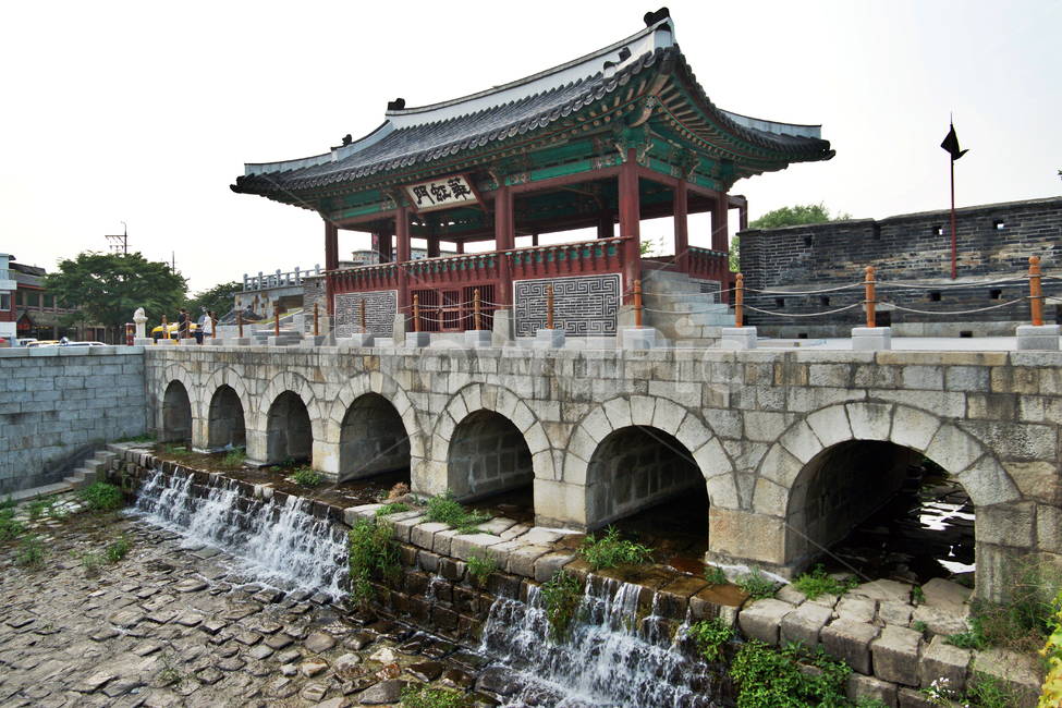 화홍문,수문,홍예문,북수문,수원천,수원화성,화성,수원,유네스코세계문화유산,조선시대,팔작지붕,수원8경,화홍관창,한국전통,한국문화,korean traditional,korean culture,랜드마크,landmark,tourist attraction,한국랜드마크,한국관광지,한국명소,korea landmark,korea tourist attraction,건축물,건물외관,exterior,building,structure,architecture,construction