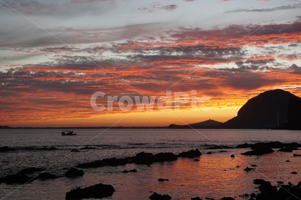 nature,자연,outdoors,옥외,dusk,황혼,sky,하늘,sunset,일몰,dawn,redsky,붉은하늘,박수기정,제주도,제주일몰,제주노을,산방산,노을,jejudo,jeju