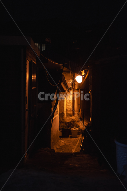 streetlamp,night road,street lamp,night,dark,lamp,alley,alleyway,lighting