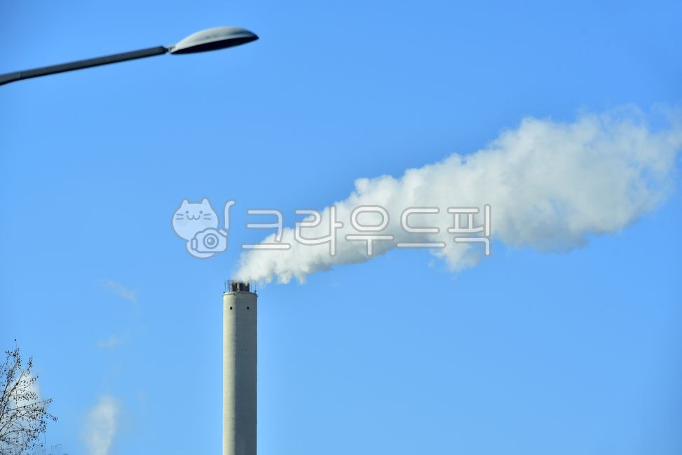 굴뚝,발전소,공장,플랜트,연기,흰색,흰연기,흰색연기,파란,매연,이산화탄소,co2,co2배출권,이산화탄소배출권,하늘,파란하늘,스모크스택,온실가스,공해,환경,온실가스배출권거래제,환경오염,탄소배출량,산업,기후변화,증기,파란색,공기오염,공업,타워,factory,industry,industrial,sky,bluesky,plant,chimney,smokestack
