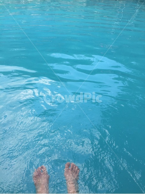 발,여름,물,물놀이,계곡,수영장,배경화면,푸른,하늘,잔잔한,여름,계절,summer,season,사람,인물,인간,human,person,신체일부,몸,body,여행,휴가,traveling,vacation,trip,water,swimming,수영,sport,스포츠,sports