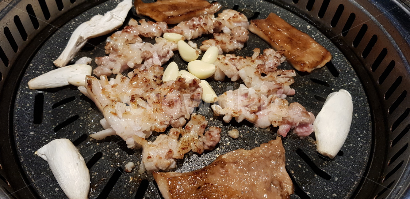 삼겹살구이,삼겹살,고기,고기굽는모습,돼지고기,음식,식재료,요리,food,cook,meal,dishes,food reserves,육류,고기,meat