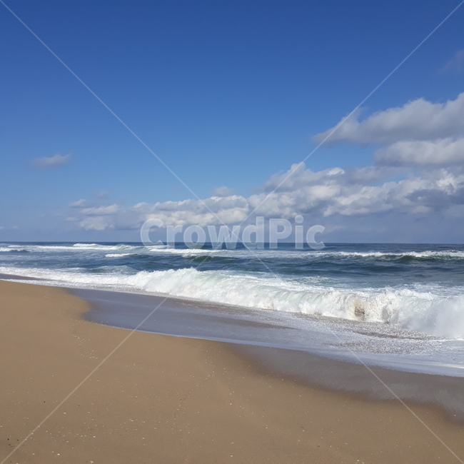 sea,바다,water,물,ocean,대양,자연,nature,옥외,outdoors,바닷물,파도,구름,하늘,모래사장,모래,sand,blue,오션,물그림자,cloud,white,해변,바다,beach,sea