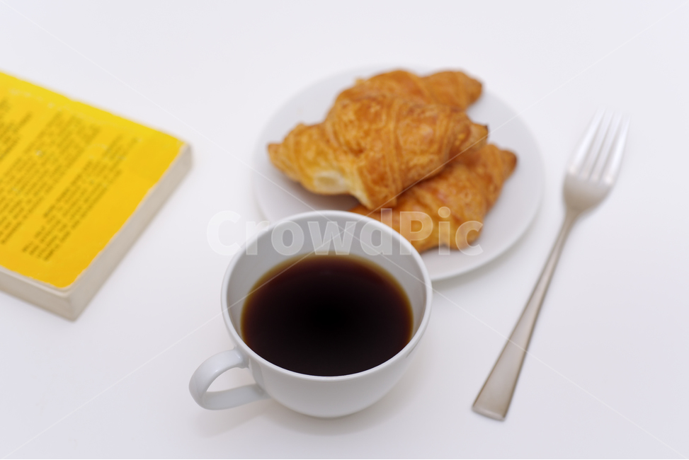 커피,빵,아침식사,컵,커피잔,다이어트,간편한,신선한,점심,점심식사,식사,현대,아침,접시,휴식,상쾌한,간단한,공간,오피스,브런치,하얀,흰,흰색,배경,백그라운드,여백,간식,여유,오브젝트,블랙커피,아메리카노,음식,책,도서,포크,생활,음식,식재료,요리,food,cook,meal,dishes,food reserves,빵,bread,디저트,간식,후식,dessert,snack,커피,카페,coffee,cafe