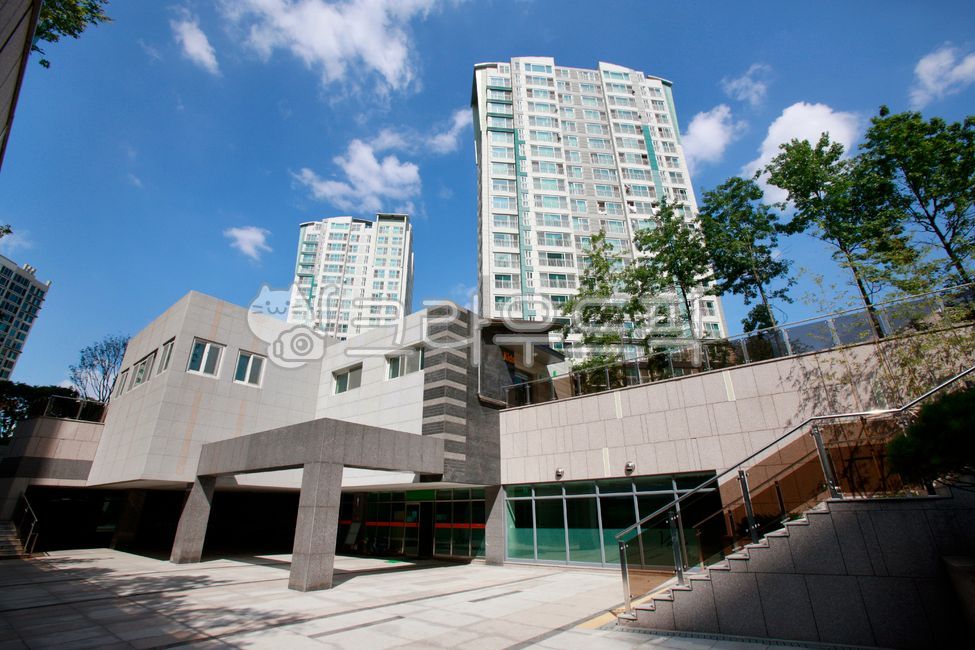 아파트,아파트단지,도시,빌딩,건물,고층빌딩,고층건물,올려다보다,고층아파트,카피스페이스,푸른하늘,파란하늘,구름,나무,하늘,부동산,투자,부동산투자,신축,도시생활,분양,주택지,고층,주택,공원,건축,apartments,apartmentcomplexes,cities,buildings,highrisebuildings,houses,lookingup,highriseapartments,capicespaces,blueskies,clouds,trees,realestate,investment,realestateinvestment,new,urbanlife,sale,housing,highrise,park,architecture