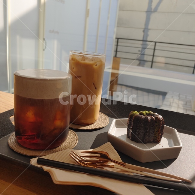 커피,음료,카페,까눌레,감성,따뜻함,햇살,coffeecup,커피컵,cup,컵,디저트,간식,후식,dessert,snack,커피,카페,coffee,cafe