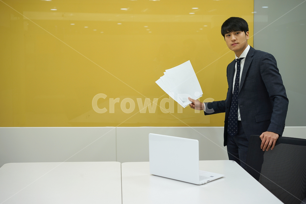 회의,발표,남성,남자,사업가,비즈니스,업무,서류,양복,정장,사무실,회의실,사람,인물,인간,human,person,남성,남자,man,male,산업,industry,industrial,비즈니스,사업,business,service,work