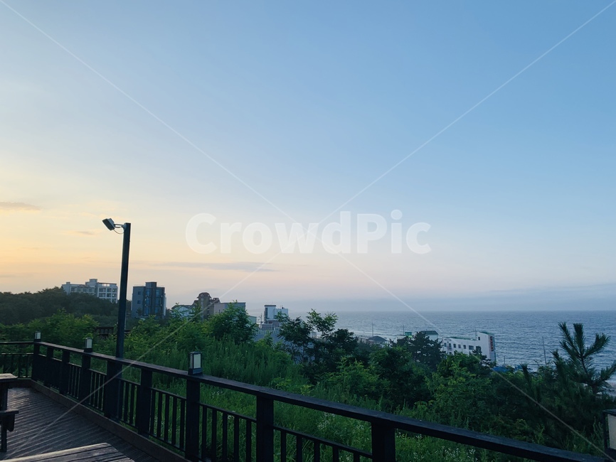 railing,banister,난간,handrail,바다,해수욕장,펜션,테라스,저녁노을,저녁,노을,하늘,파란하늘